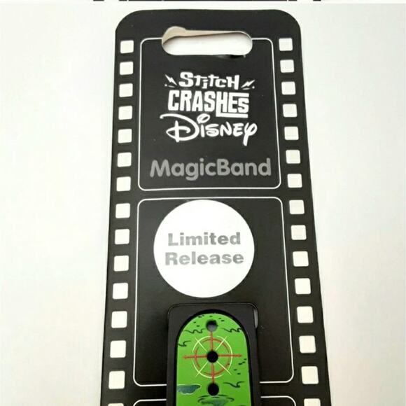 Disney Parks Stitch Crashes Disney Peter Pan MagicBand 2 Stitch Trading Pin NWT - Picture 7 of 9